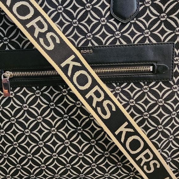 MICHAEL KORS KEMPNER LARGE LOGO JACQUARD TOTE BAG Black Light Cream - Picture 7 of 8